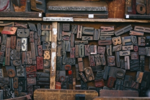 Kollage aus Buchstaben und Zahlen